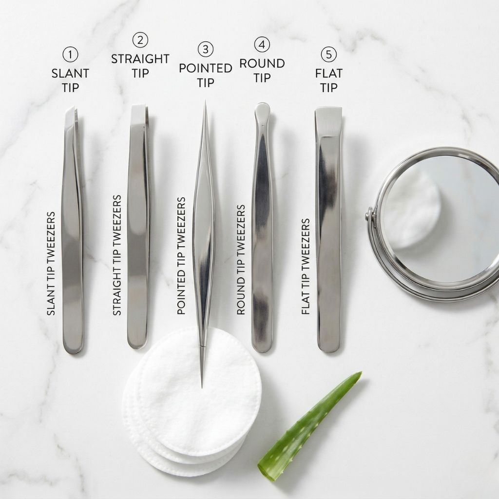 Colección tipos pinzas depilar profesionales acero inoxidable sobre mármol blanco - punta oblicua inclinada punta recta alineada punta aguja fina punta cangrejo redonda punta plana ancha - herramientas depilación cejas precisión comparativa con espejo algodón aloe vera - acabado cromado mirror polish